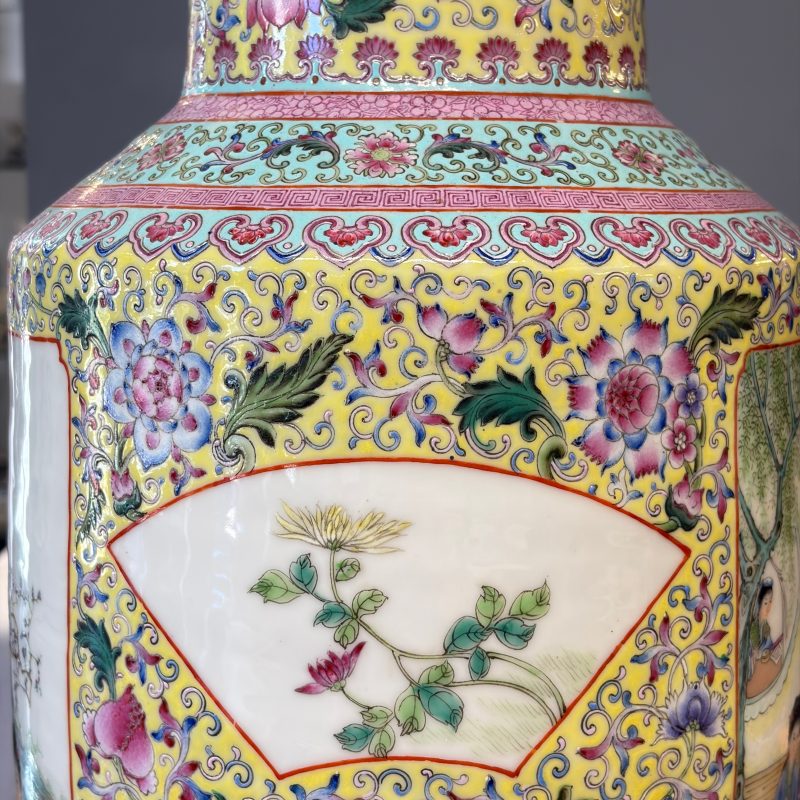 A pair of Chinese famille rose vases with figural design - 图17