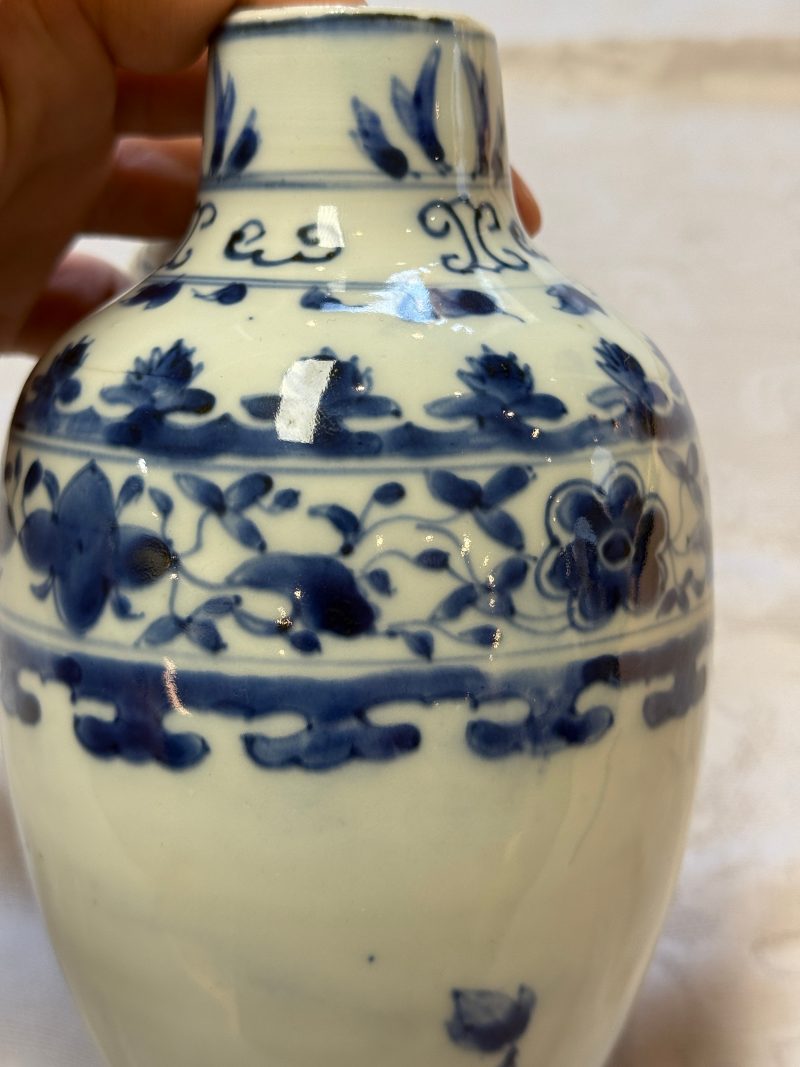 A Chinese blue and white jug with floral design - 图14