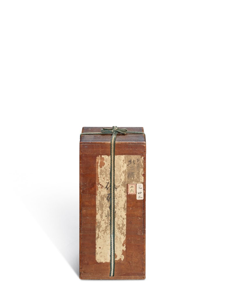 An heirloom Longquan celadon makara-handled 'kinuta' mallet vase, Southern Song dynasty | 南宋　龍泉青釉魚龍耳紙槌瓶 - 图3