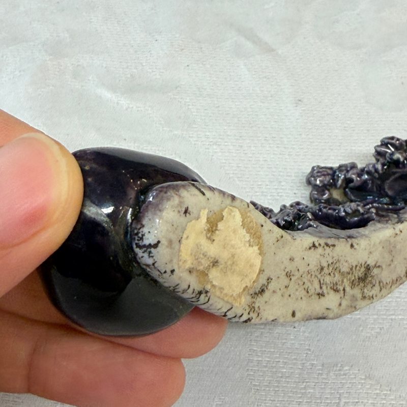 A Chinese aubergine-glazed brush rest and a famille verte sancai biscuit group - 图32