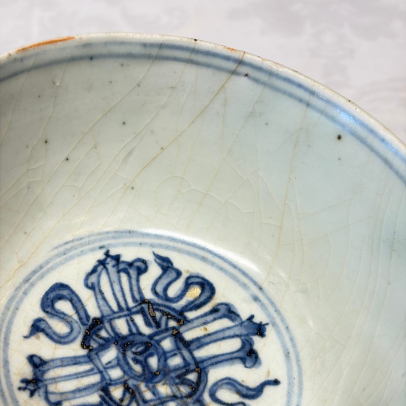 Two Chinese blue and white bowls, a plate, a celadon kendi and a vase - 图48