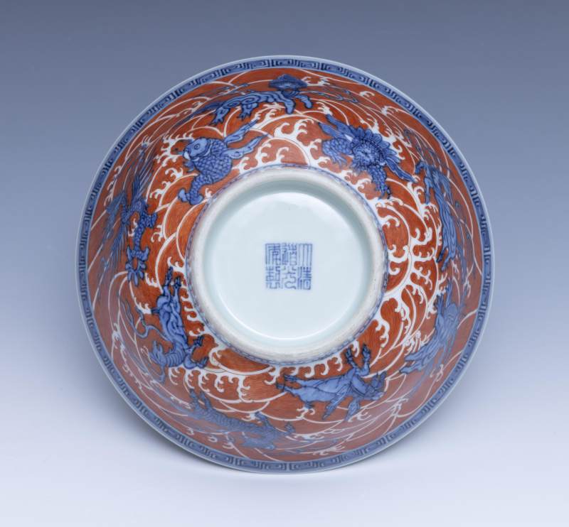 A pair of iron-red-decorated blue and white 'sea beast' bowls, Daoguang mark and of the period (1821-1850) - 图10
