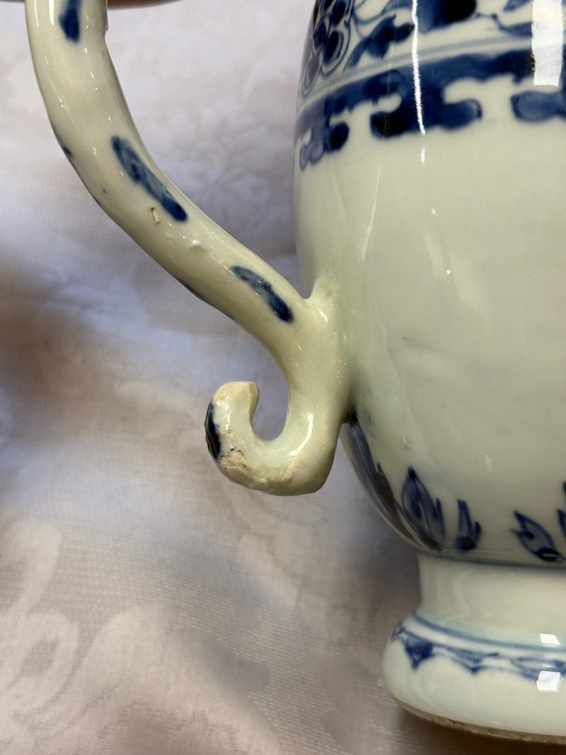 A Chinese blue and white jug with floral design - 图15