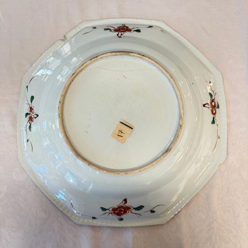 An unusual large octagonal Chinese famille verte dish with a lady playing the qin - 图16