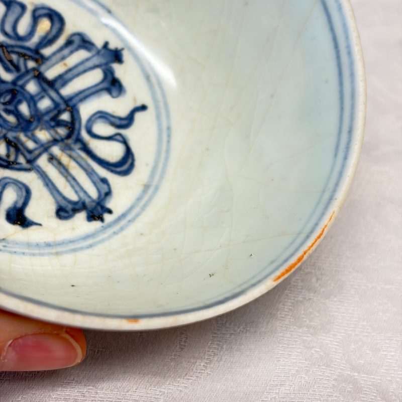 Two Chinese blue and white bowls, a plate, a celadon kendi and a vase - 图47