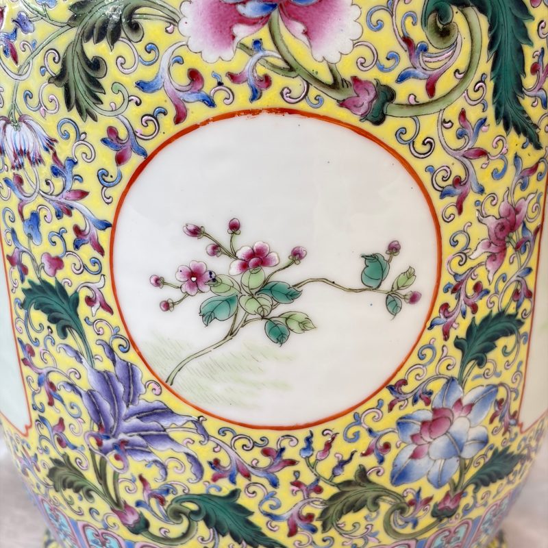A pair of Chinese famille rose vases with figural design - 图18