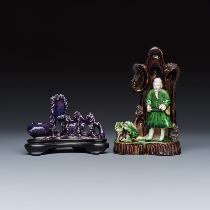 A Chinese aubergine-glazed brush rest and a famille verte sancai biscuit group - 图2