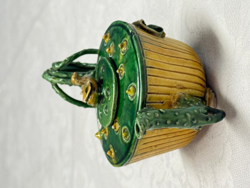 A Chinese famille verte sancai biscuit 'Lotus' teapot on a later wooden stand - 图11