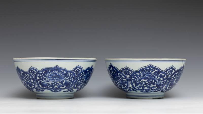 A pair of large blue and white 'lotus' bowls, Kangxi mark and of the period (1662-1722) - 图2