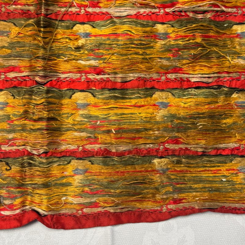A Chinese red-ground brocade panel with seated Buddhas - 图21