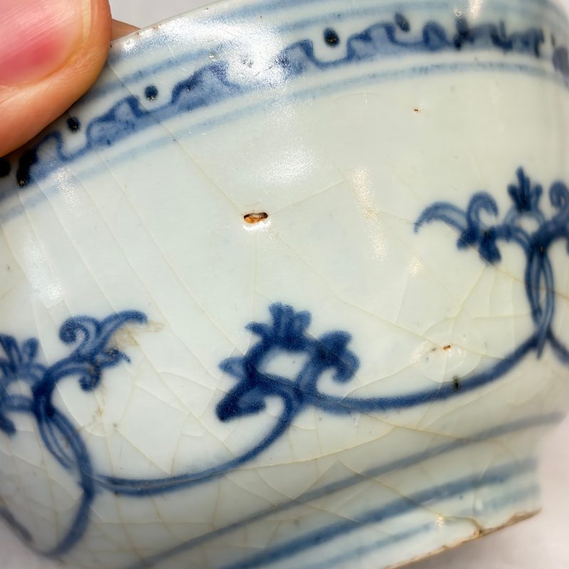 Two Chinese blue and white bowls, a plate, a celadon kendi and a vase - 图51