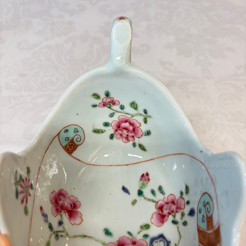 A pair of Chinese famille rose sauceboats with floral scroll design - 图15