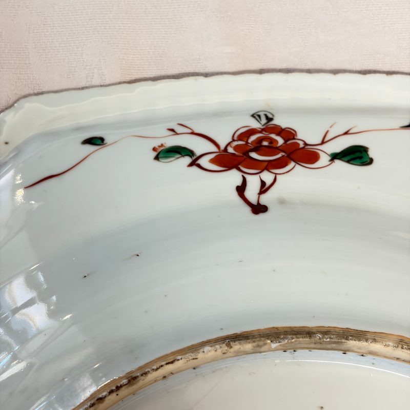 An unusual large octagonal Chinese famille verte dish with a lady playing the qin - 图18