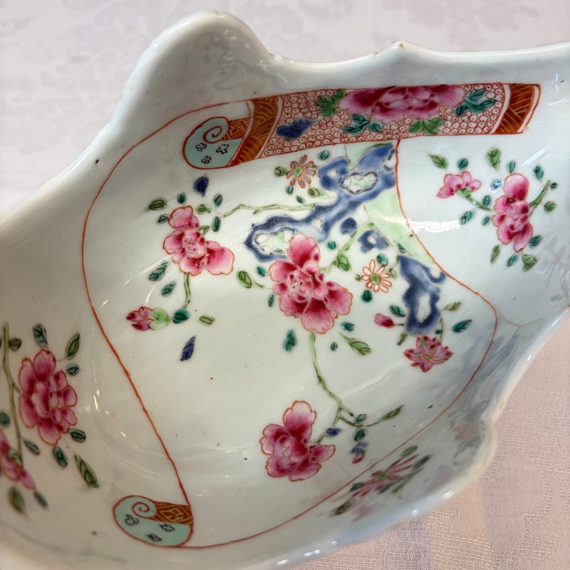 A pair of Chinese famille rose sauceboats with floral scroll design - 图14