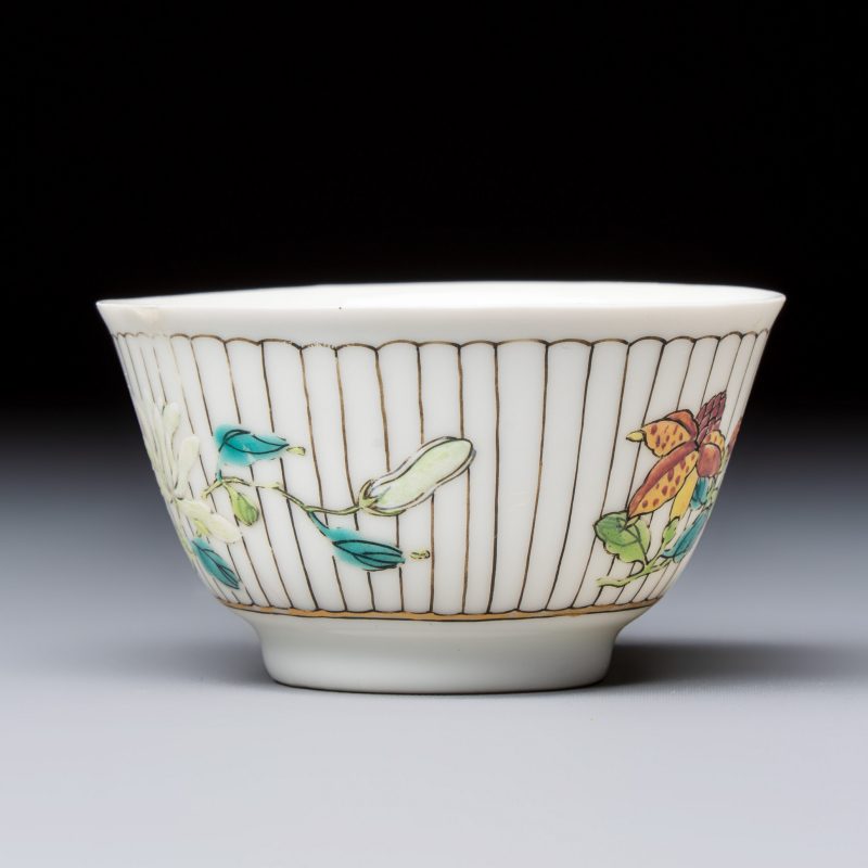 A Chinese famille rose tea bowl and saucer with floral design - 图6
