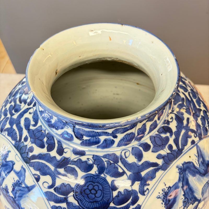 A Chinese blue and white baluster vase and cover with narrative design - 图30
