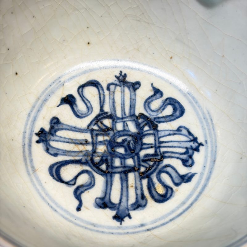 Two Chinese blue and white bowls, a plate, a celadon kendi and a vase - 图50