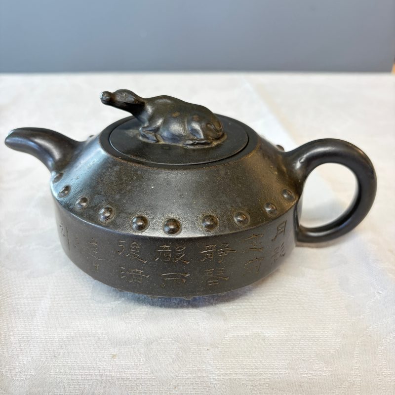 A Chinese inscribed Yixing stoneware teapot with a buffalo finial - 图8