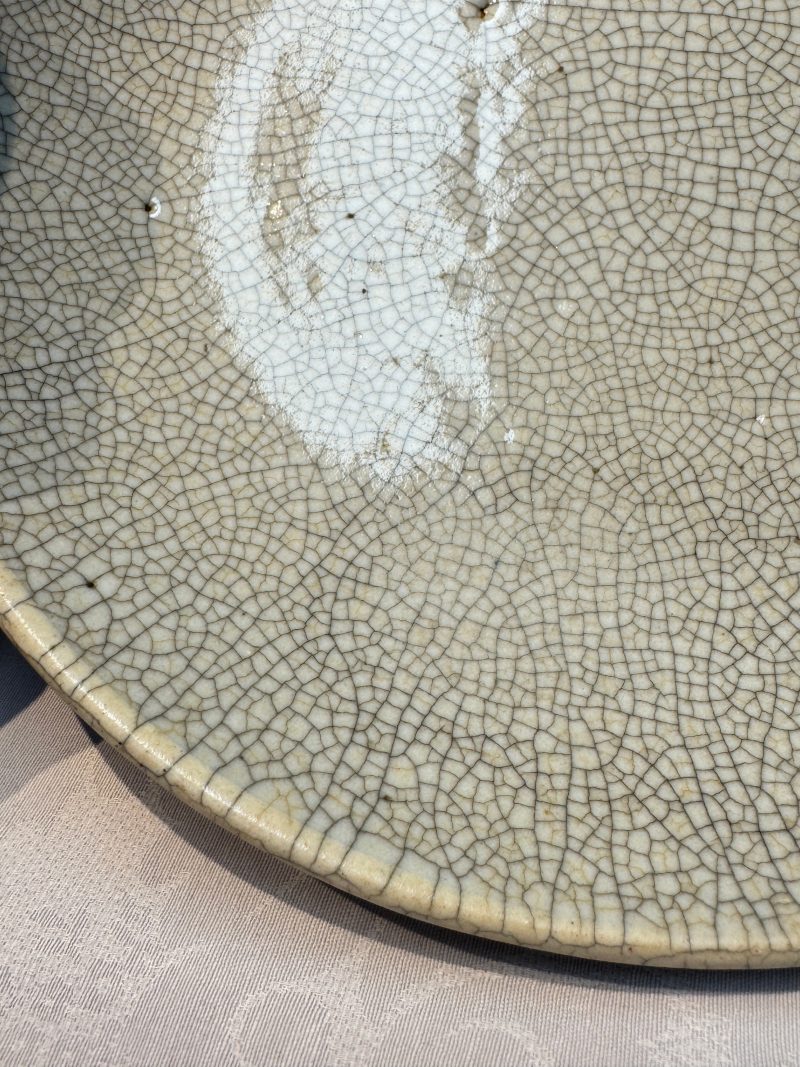 A Chinese blue-glazed shallow bowl and a ge-type dish - 图6