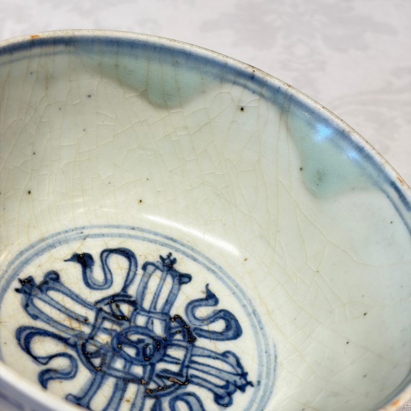 Two Chinese blue and white bowls, a plate, a celadon kendi and a vase - 图49