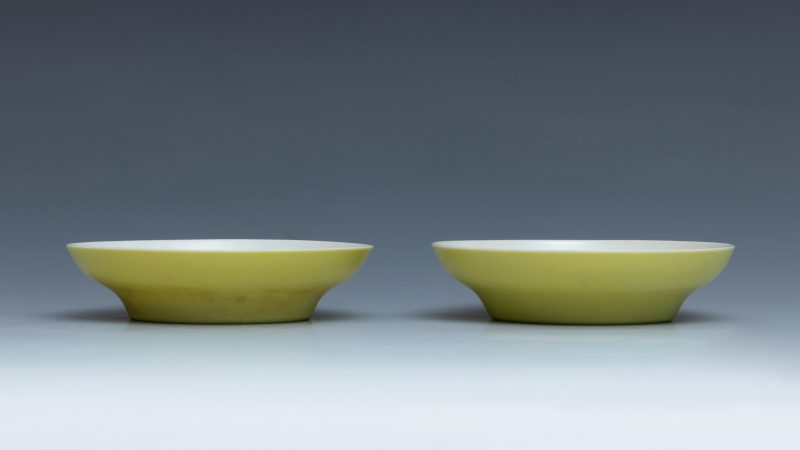 A pair of small lemon-yellow-glazed saucer dishes, Qianlong mark and of the period (1736-1795) - 图3