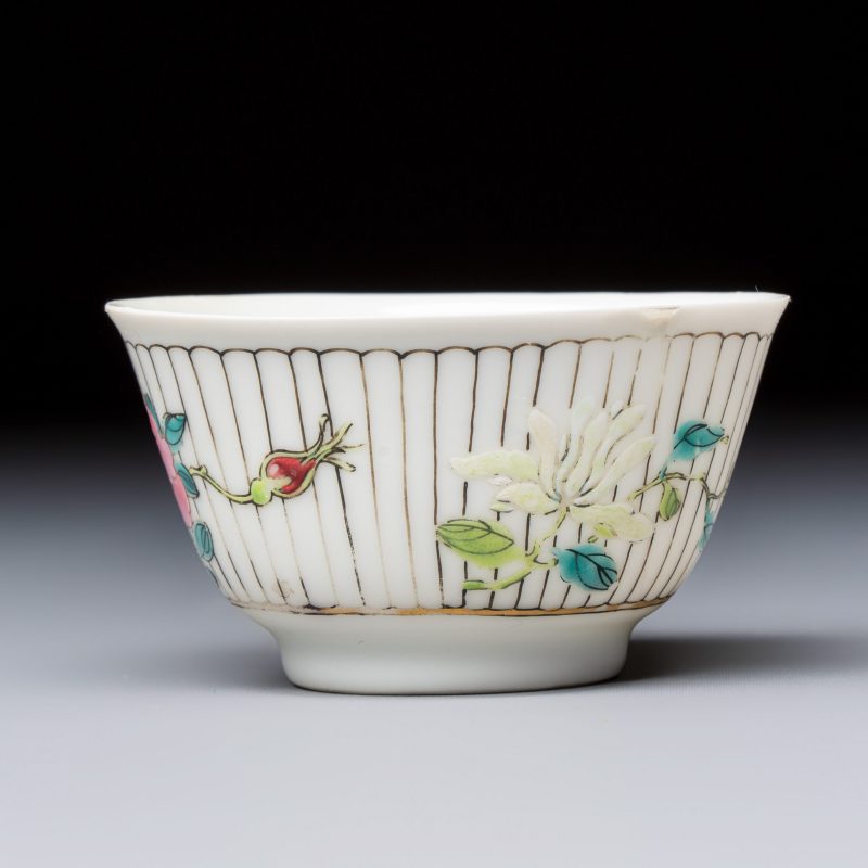A Chinese famille rose tea bowl and saucer with floral design - 图5