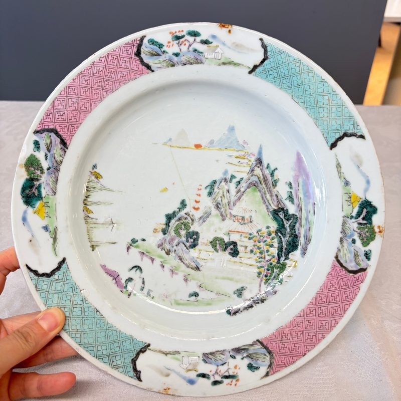 A collection of 13 Chinese famille rose 'Landscape' plates and dishes - 图116