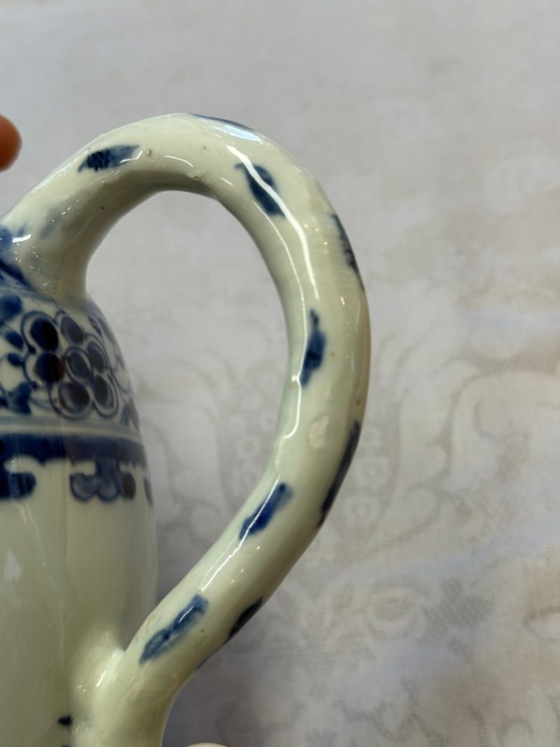 A Chinese blue and white jug with floral design - 图17