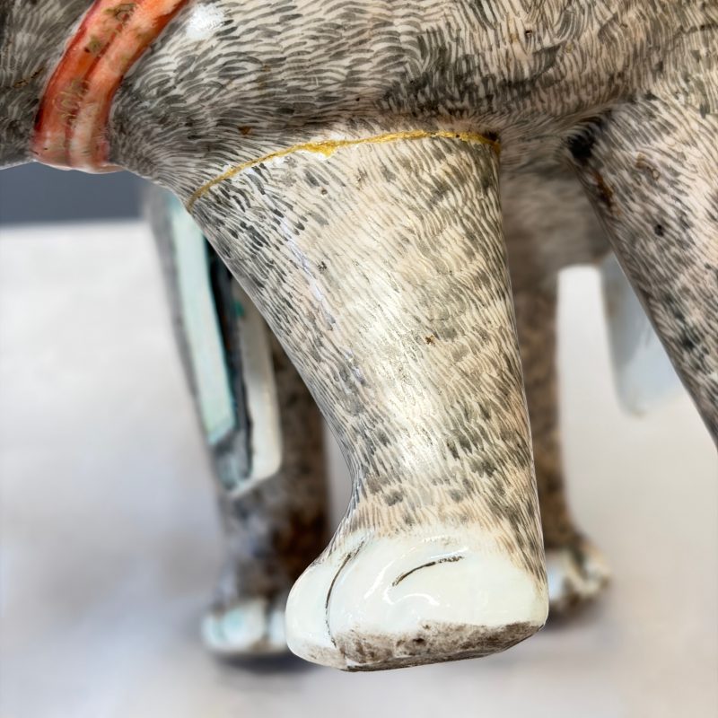 A pair of Chinese famille rose models of elephants - 图23