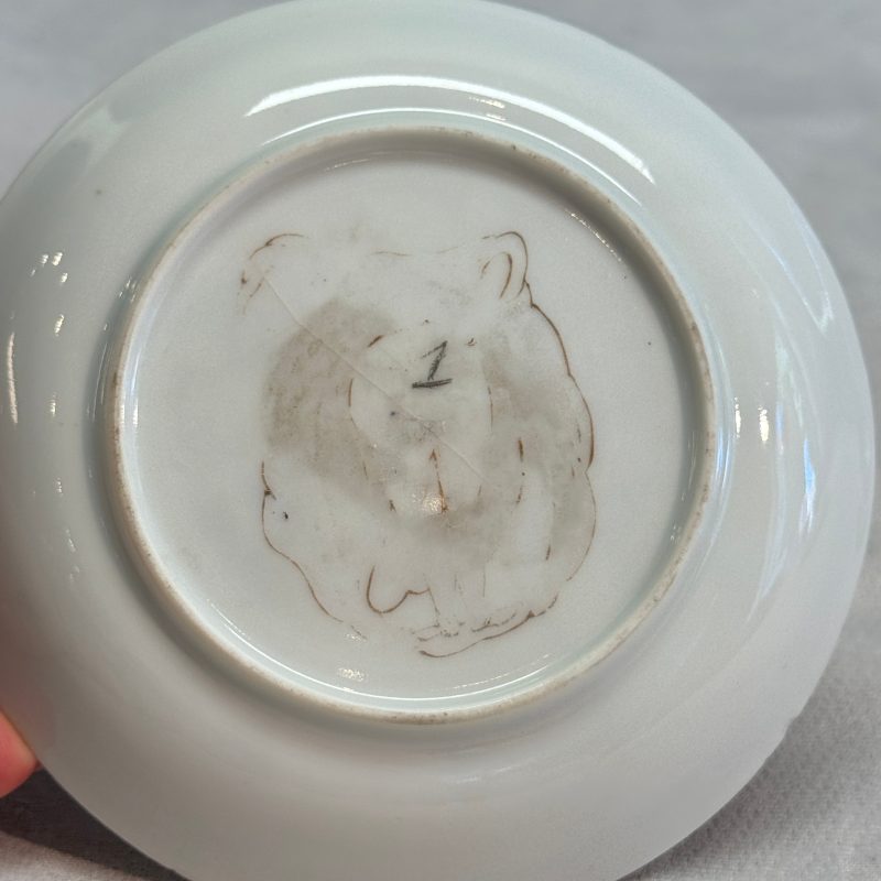 A pair of Chinese famille rose 'Milkmaid' saucers - 图11
