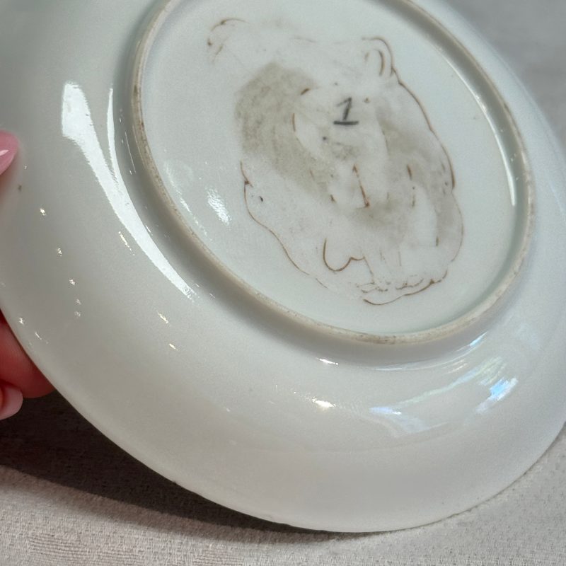 A pair of Chinese famille rose 'Milkmaid' saucers - 图12