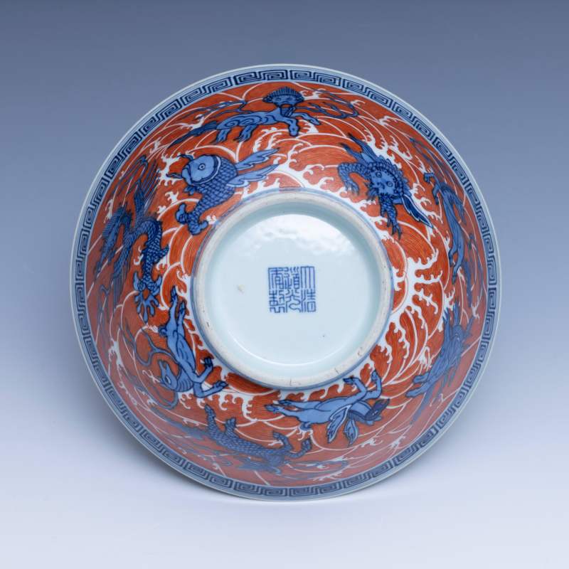 A pair of iron-red-decorated blue and white 'sea beast' bowls, Daoguang mark and of the period (1821-1850) - 图12