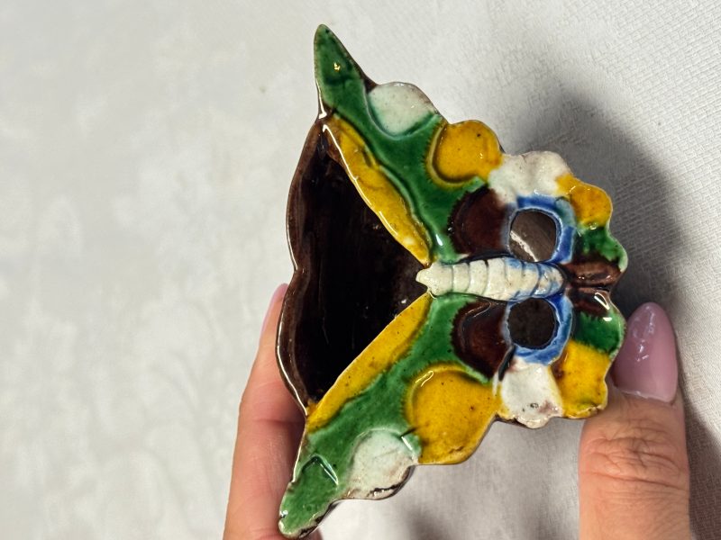 A pair of Chinese famille verte sancai biscuit 'Butterfly' water pots and a pair of shoes - 图31