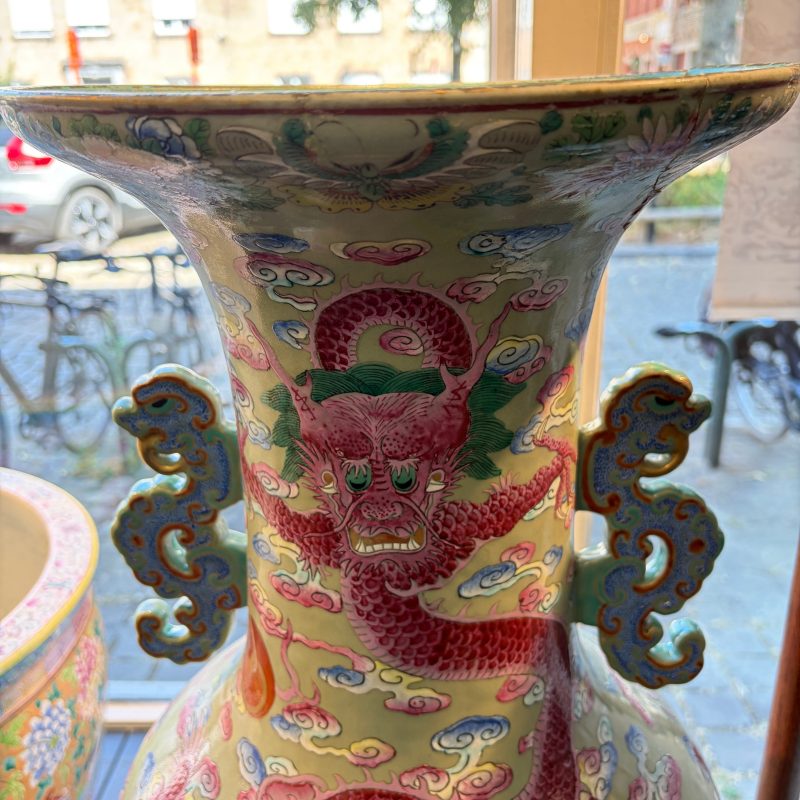 A large Chinese famille rose celadon-ground 'Dragon' vase - 图8