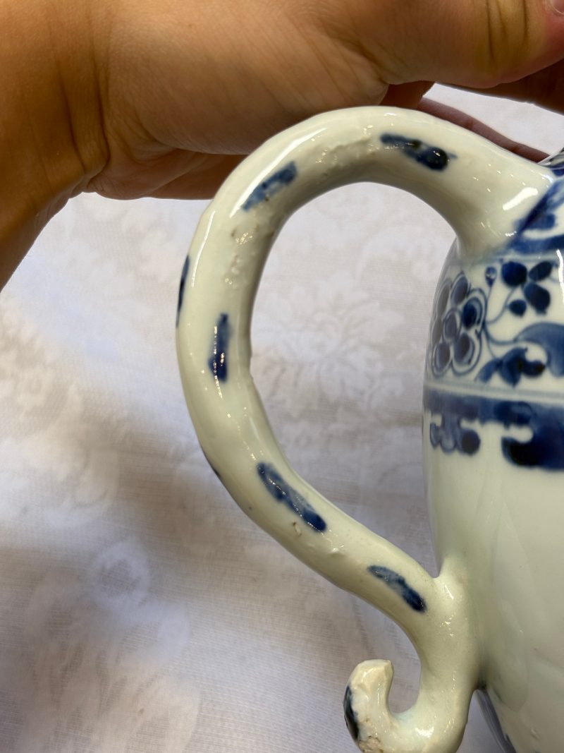 A Chinese blue and white jug with floral design - 图16