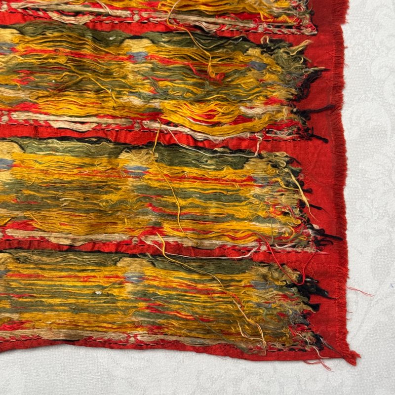 A Chinese red-ground brocade panel with seated Buddhas - 图20