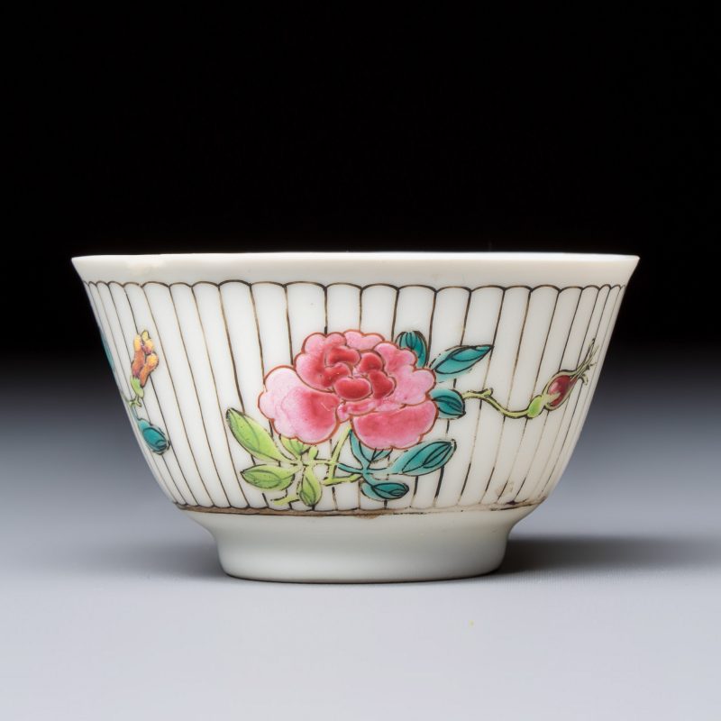 A Chinese famille rose tea bowl and saucer with floral design - 图4