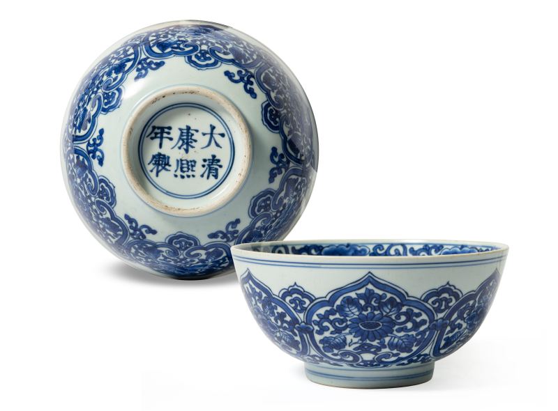 A pair of large blue and white 'lotus' bowls, Kangxi mark and of the period (1662-1722) - 图1