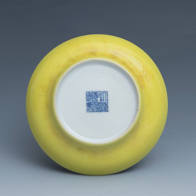 A pair of small lemon-yellow-glazed saucer dishes, Qianlong mark and of the period (1736-1795) - 图4