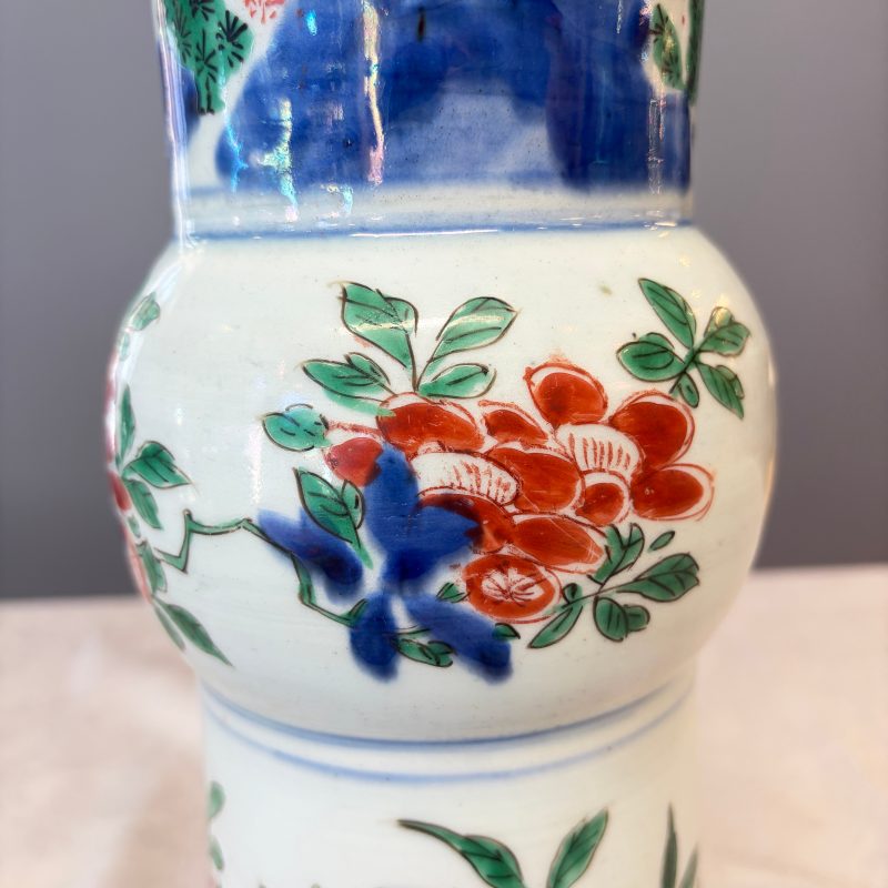 A Chinese wucai 'Gu' vase with Sanxing design - 图9