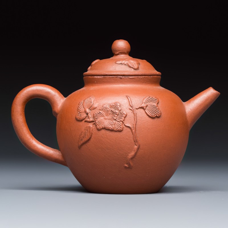 A Chinese Yixing stoneware teapot and cover with floral relief design - 图4