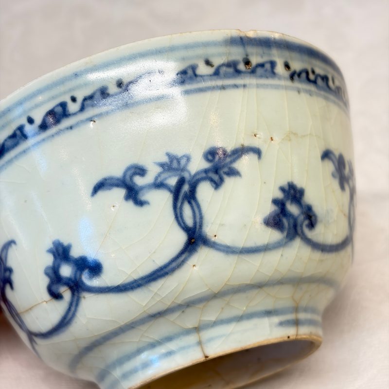 Two Chinese blue and white bowls, a plate, a celadon kendi and a vase - 图52