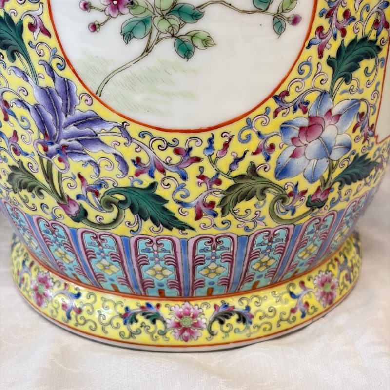 A pair of Chinese famille rose vases with figural design - 图19