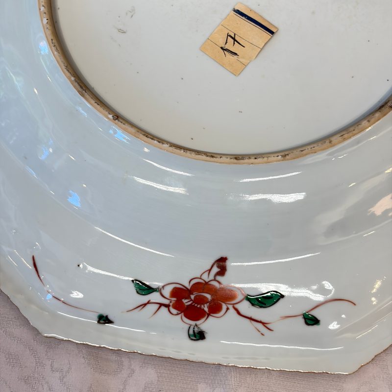 An unusual large octagonal Chinese famille verte dish with a lady playing the qin - 图21