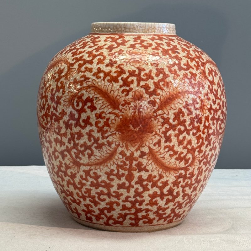 Three Chinese famille rose, verte and iron-red-decorated jars, one mounted as a lamp - 图15