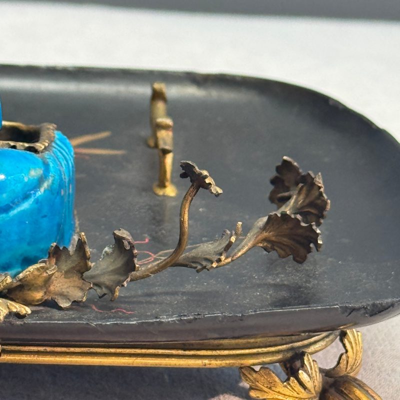 A French lacquered and gilt-bronze-mounted inkwell with a Chinese turquoise-glazed Buddha - 图11