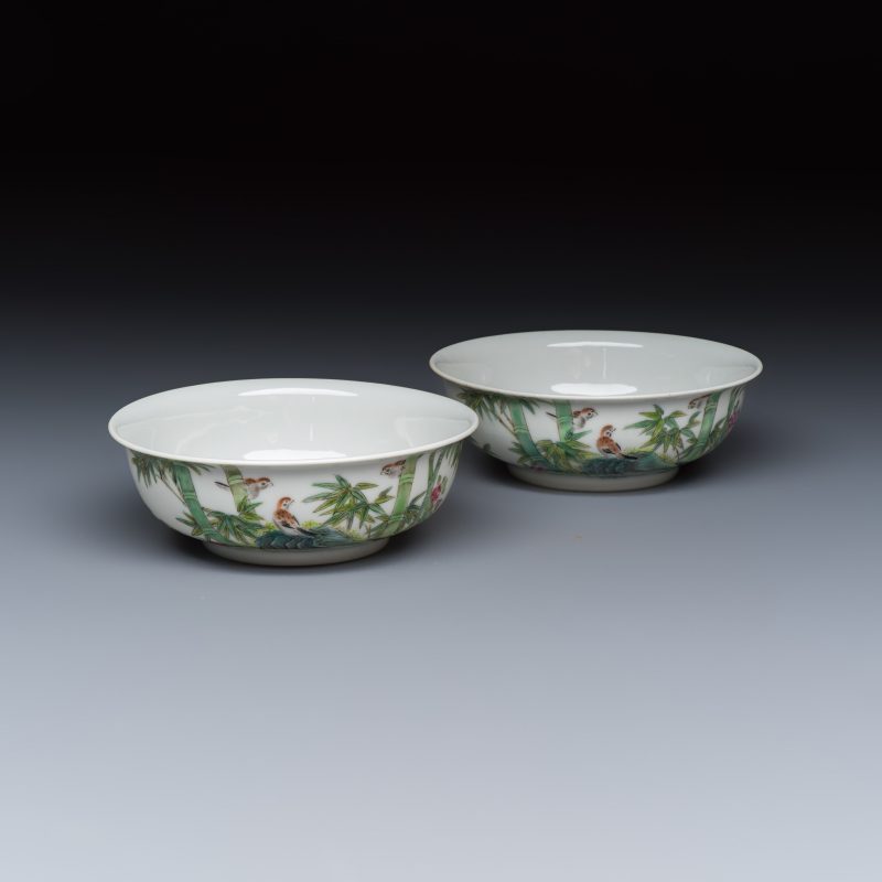 A pair of Chinese famille rose shallow bowls with birds among bamboo, and bats - 图1