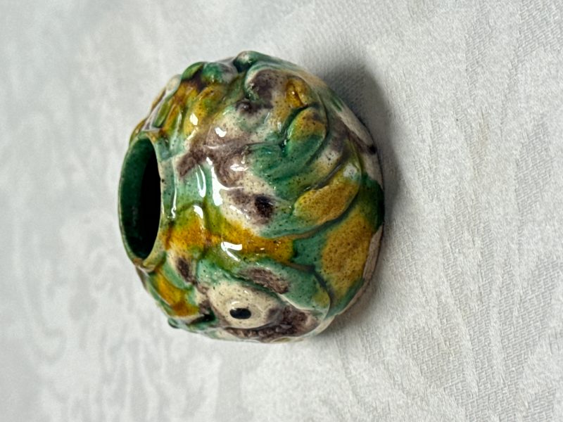 A Chinese famille verte sancai biscuit 'Crab' water pot and a 'Swastika' square bottle on a later wooden stand - 图30