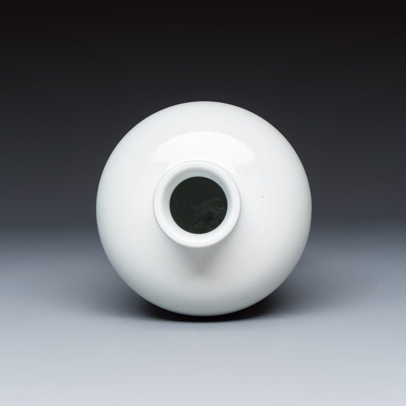 A Chinese blue, white and copper-red 'Crane' vase - 图5