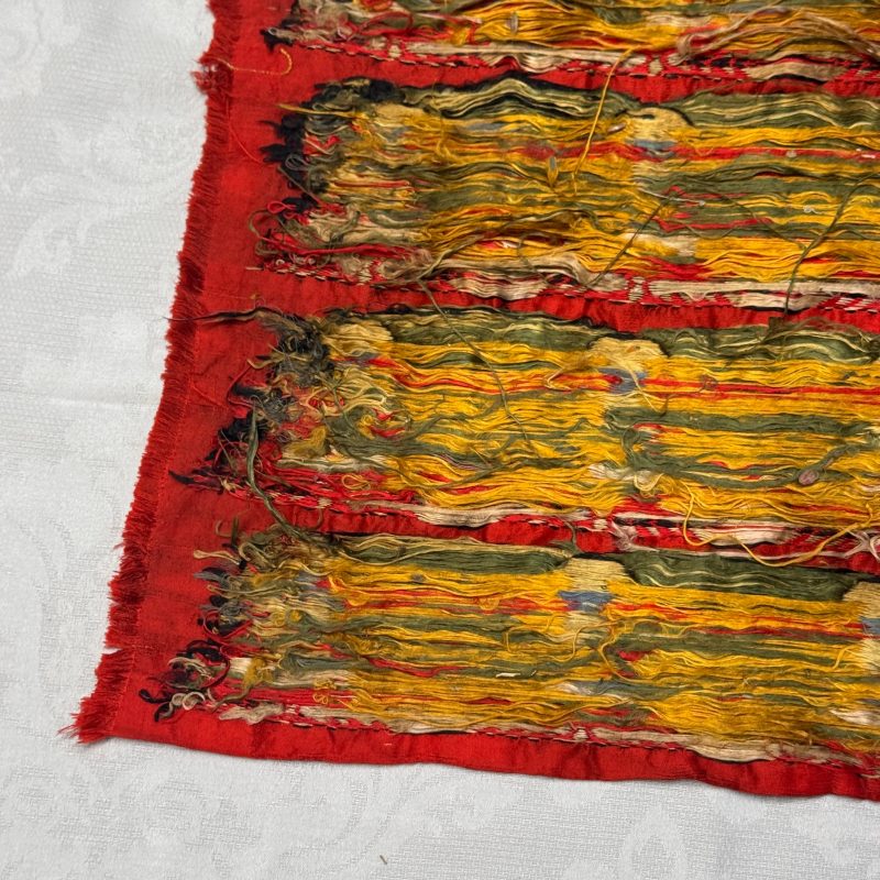 A Chinese red-ground brocade panel with seated Buddhas - 图23